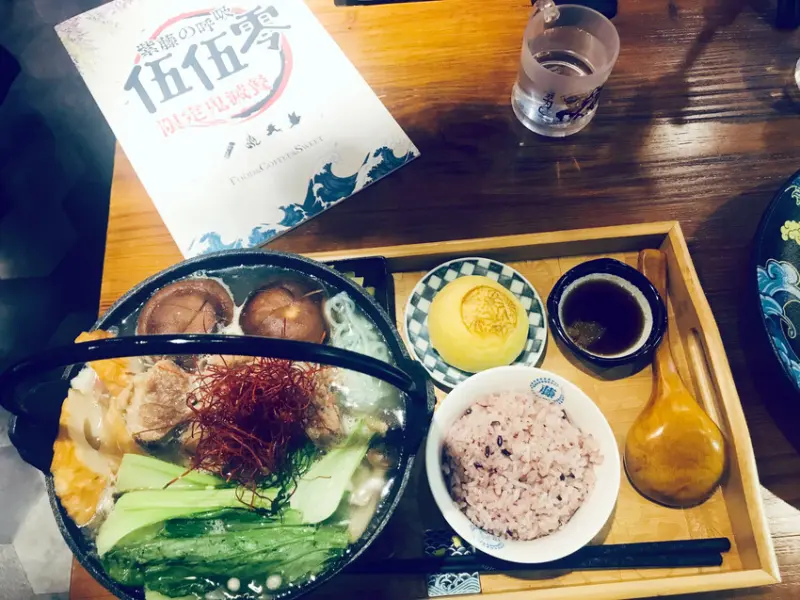 【食記】在伍伍零-紫藤之呼吸一邊感受鬼滅之刃的魅力，一邊享受美食 【新北美食】【中和美食】【巷弄美食】【捷運美食】內有菜單