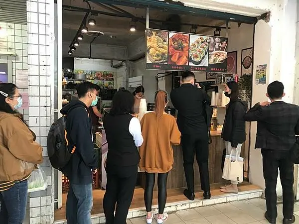 （台北美食）N訪北車韓國小吃2022漲價了！天天大排長龍韓國美食！韓式炒冬粉、辣炒年糕、紫菜捲樣樣好吃－無名首爾小吃｜無名韓國料理｜無名韓國小吃｜北車美食