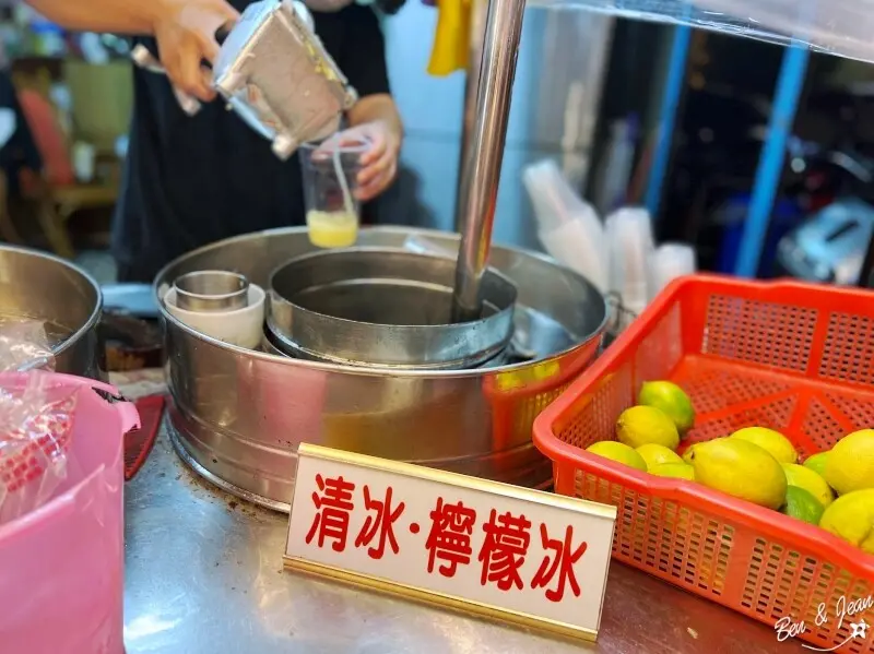 東門夜市搖搖冰》宜蘭東門夜市必吃美食，首推檸檬和綠豆沙，整顆檸檬現榨真材實料啊!!