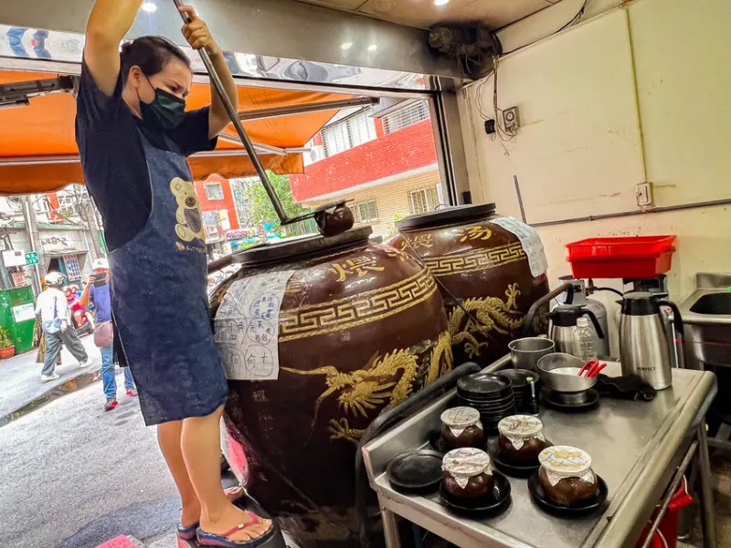 甕中甕炭火煨湯｜大甕包小甕，炭火慢煨12小時才能成就的瓦罐煨湯