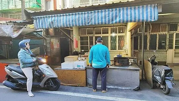 板橋幸福市場水煎包｜每天只開４小時，隱藏在巷弄裡１顆只要７元的水煎包