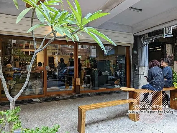 台北大同-[BEAN BARN 豆荒良倉] 近雙連站赤峰街商圈5分鐘即達，特色咖啡布丁與濃郁抹茶蛋糕捲，空間明亮舒適充滿咖啡香，日系清新質感自家烘焙咖啡店