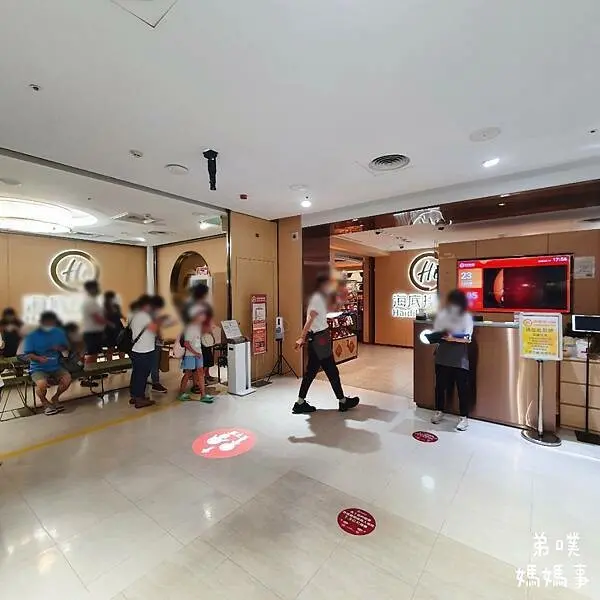 【高雄‧苓雅】海底撈火鍋高雄大遠百店│對長輩、小孩都貼心，拉麵表演必點，變臉表演必看，哈根達斯冰淇淋吃