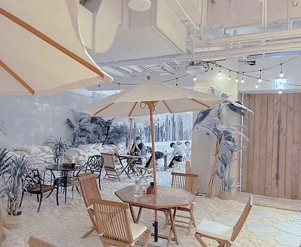 最強偽打卡出國聖地 在這【台北 信義區 GUM GUM海灘森林】把海灘、叢林、沙漠 全部搬進都會區，打造超Chill的沙灘咖啡廳 。