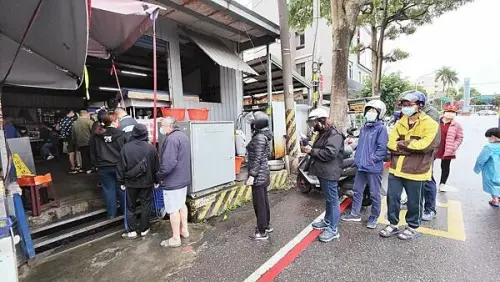 【桃園美食】大有路鐵皮屋米粉湯-就算下雨天也大排長龍的無名米粉湯小吃店