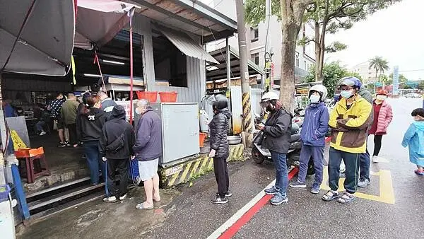 【桃園美食】大有路鐵皮屋米粉湯-就算下雨天也大排長龍的無名米粉湯小吃店