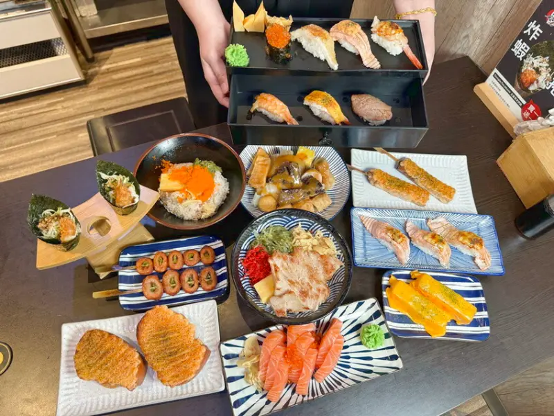 新竹市東區你們知道炙燒焦糖鮭魚握壽司有分甜度嗎？ 還有儀式感抽屜握壽司！ 馬的深夜食堂讓夜貓子深夜也可以吃得到美味的日本料理！ (菜單營業時間地址電話) - 跟著踢小米吃喝玩樂趣