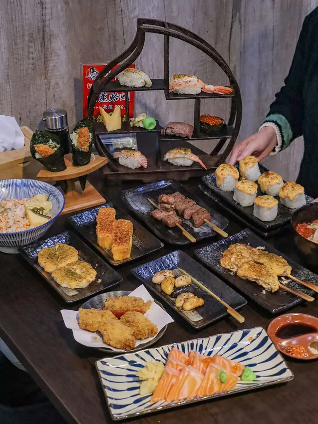 新竹消夜 | 馬的深夜食堂 巨城旁的消夜美食 營業到凌晨一點半 吃烤雞佛、生魚片、豪華握壽司