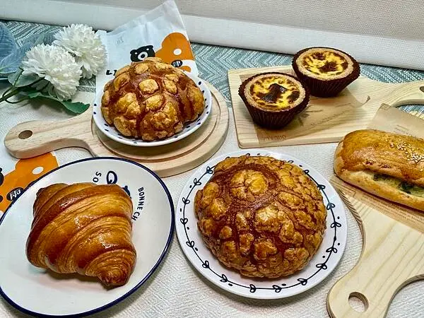 [甜點麵包] 兩津芙蓉蛋塔 一塔三吃只要$35 波蘿麵包 可頌 下午茶宵夜 全台多分店 伴手禮推薦 @蛋寶趴趴go