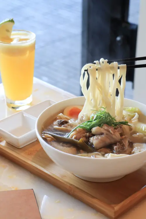 台北最美奶茶餐廳 剝皮辣椒雞湯 酥炸地瓜球