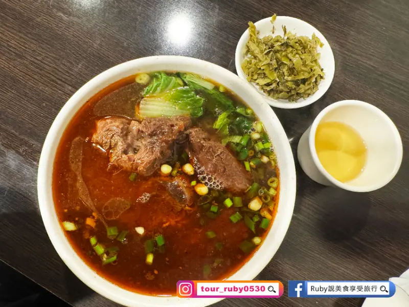 【信義區美食】牛味餐館附菜單，隱身虎林街巷弄內的排隊美食，牛肉麵份量超大碗，內用小菜以盤計價自己夾到