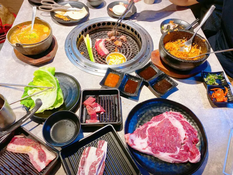 台北美食。西門町美食。肉次方。燒肉吃到飽。西門峨眉店。含菜單&價位。牛肋眼紐約客超好吃吃到爽!配料超豐富多層次吃法!