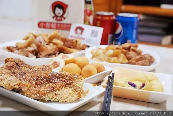{台中美食}台中蜜汁雞排推薦：小彤帽密沾醤炸鷄排，店家獨特炸粉＋秘製醬汁保證好吃到停不下來/別讓一姐不開心