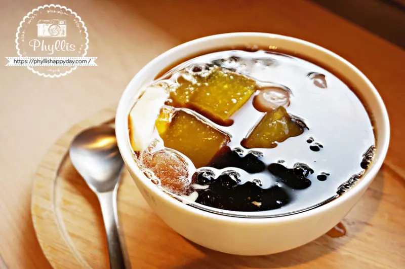 澎湃豆花 龍潭店 料多味美 內用可續豆花 桃園最強豆花冰品甜食店！ - 相片中的菲莉絲