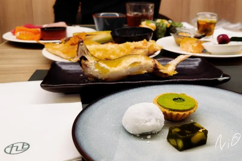 [高雄鼓山]旭集 和食集錦 SUNRISE-義享店。鮮甜海鮮生魚片/直火炭烤香魚/海膽干貝漢堡/和牛可樂餅/爐烤牛排/鐵板干貝扁鱈/鮮蒸生蠔/炙燒握壽司/上生和菓子。精緻日式料理自助吧吃到飽