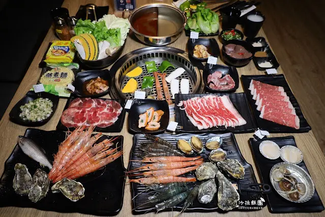 燒肉火鍋吃到飽店內居然有兒童遊戲區，空間很大用餐很舒適