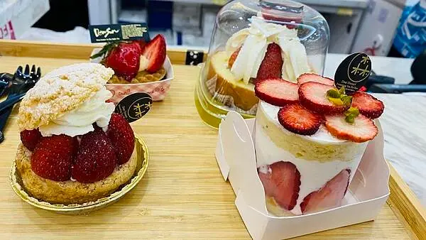 桃園龍潭景點【手信霧隱城】秒飛日本玩穿越/銅板價就能享用草莓系列甜點/門票全額扺消費/園區好拍好吃好買/2024最新資訊分享