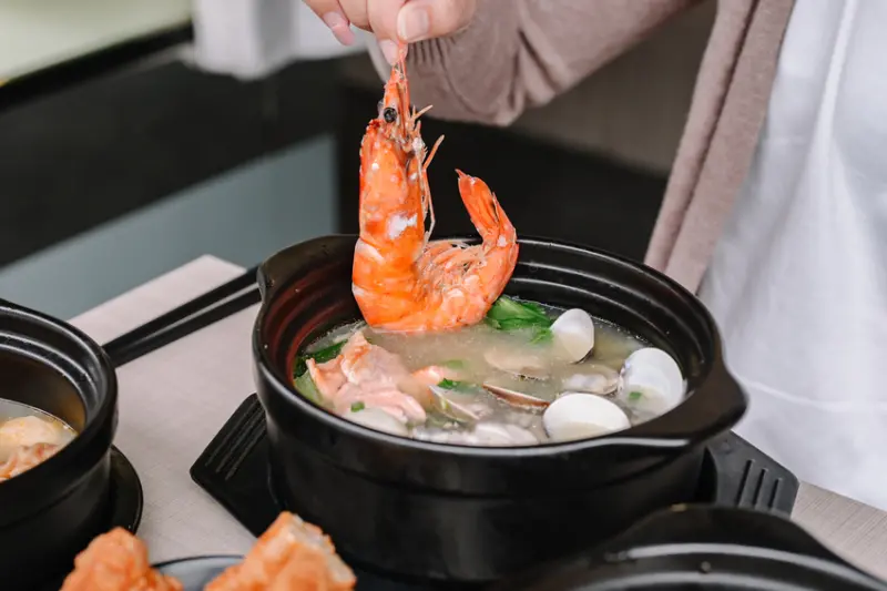 精緻平價小火鍋，冰淇淋、飲料自助吃到飽，超推神秘的飯必點，有滿滿xo醬超值！