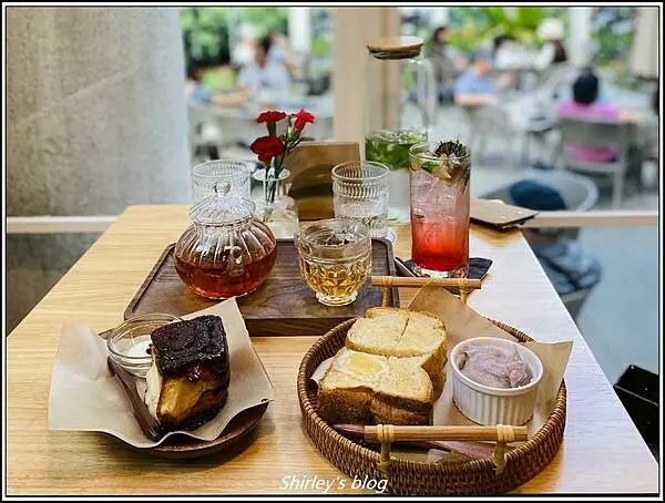 捷運中山站 ‧ 羊毛與花 光點 youmoutoohana coffee