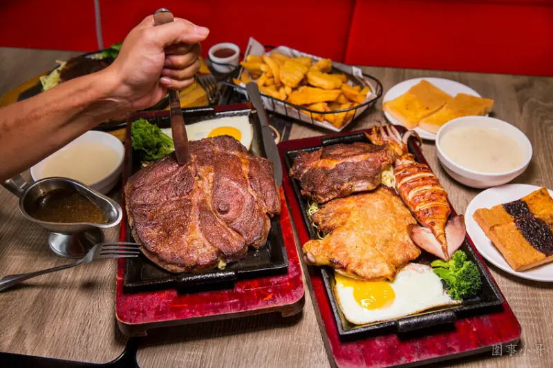 桃園平鎮牛排館推薦-南豐路上的紅吱吱牛排，好吃不貴的各式排餐讓店裡總是客人滿滿呢！（邀約