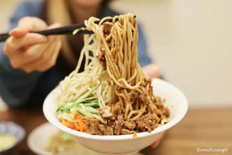 ▲捷運古亭站美食：蘭花亭麵舖，傳承三代涼麵老店 /哈姆湘-用畫的部落客 提供、WalkerLand窩客島整理