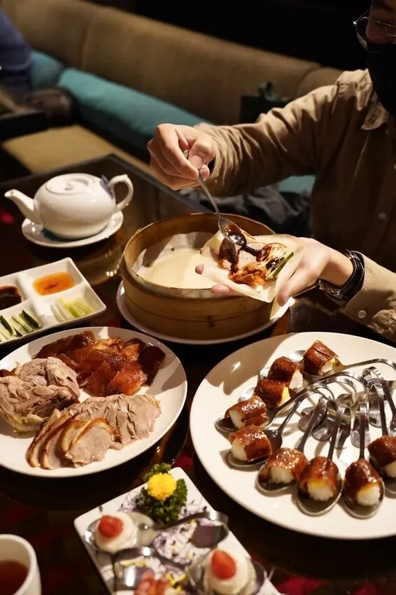 「典華雅聚」- 嚴選窯烤櫻桃鴨、鮮美海鮮料理、經典港式點心，味蕾饗宴，帶您探索正宗的粵菜港點美食，新莊美食推薦