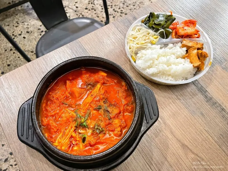 【台北韓式料理】嗎哪唷食堂 마나요식당 -大同區平價韓式料理，濃郁的泡菜鍋彷彿回到了韓國家庭式社區小食堂。台北韓式料理推薦/中山站韓式料理推薦