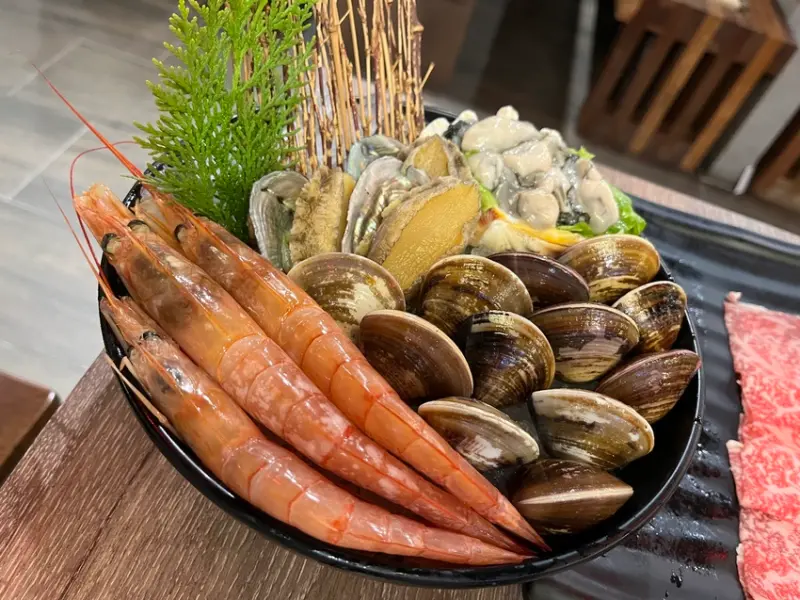 《高雄❤️鼓山》問鼎・皇上吉祥宮廷火鍋（高雄義享店），1688/人的和牛吃到飽套餐，海鮮超美味～南台灣唯一分店就在高雄義享天地！