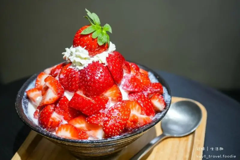 【嘉良冰鎮旗艦總店】40年太平老店換新裝，爬完大坑來文青冰店，吃碗23種配料透心涼太平美食熊讚，台中太平冬至湯圓！菜單