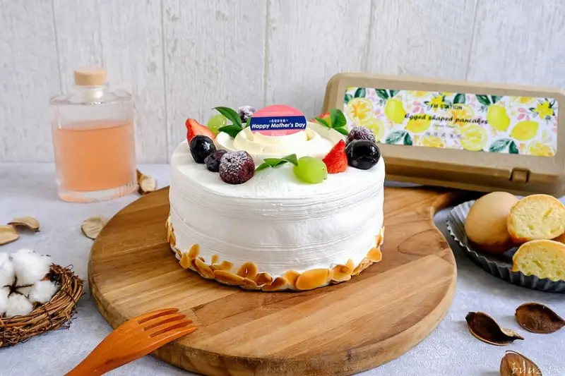 芋泥、布丁水果蛋糕媽媽們最愛，母親節蛋糕推薦漫麵包花園，檸檬雞蛋糕蛋盒包裝小巧可愛！