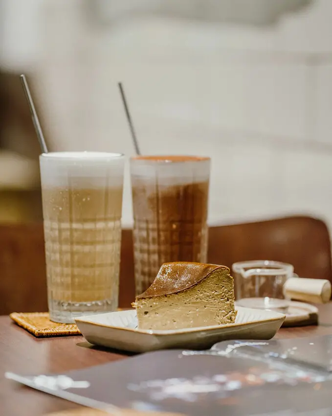 基隆｜萬祝號｜老屋中的舒適咖啡廳，烏龍茶巴斯克蛋糕超推