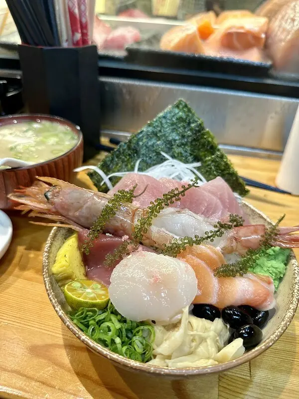 【台灣，基隆市，仁愛區】仁愛市場美食再一家，「漁人手作壽司」的海鮮丼飯新鮮又美味。（基隆美食推薦/基