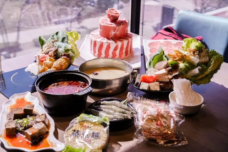 肉多多 淡水中正店 Ｘ魔王 火鍋第一品牌排隊名店 蔬食者天堂 35種蔬菜無限吃 浮誇大肉盤 淡水老街人氣火鍋