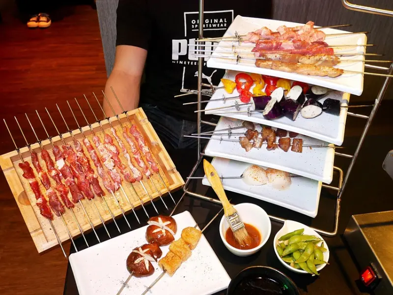 台北西門串燒，羊肉不腥肉嫩好咬，還有當歸羊肉湯喝到飽，宵夜就來這邊聚餐吧-羊騷殿