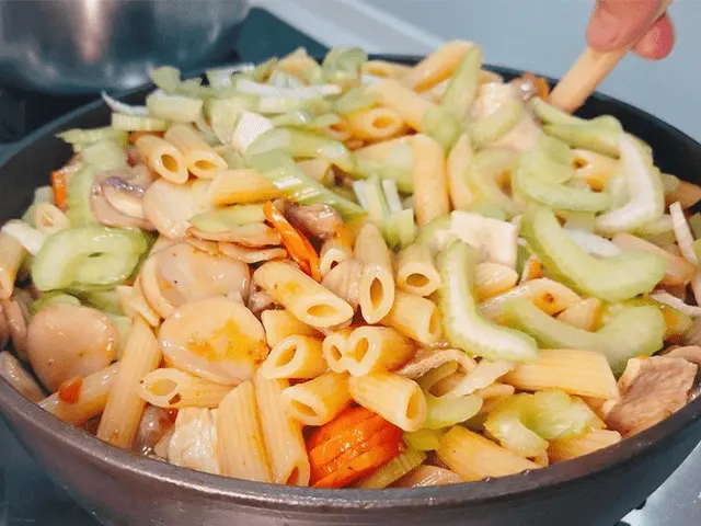 台塑餐飲- 素食食譜-【素義大利麵醬佐筆管麵】