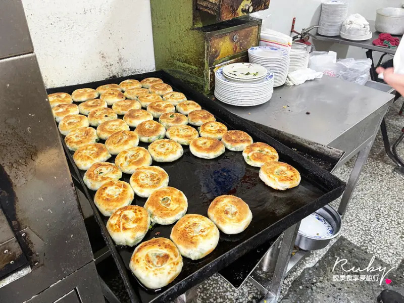 【基隆美食推薦】周家蔥油餅，民國50年創立，基隆在地人推薦的早餐google平價高達2千多筆，可惜內用沒有餛飩湯，懷念的好味道。
