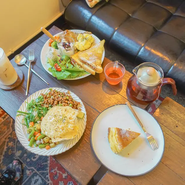 板橋美食。旭舊咖啡  板新捷運站旁的寵物友善老屋咖啡廳  美味的早午餐/打拋豬/咖哩飯