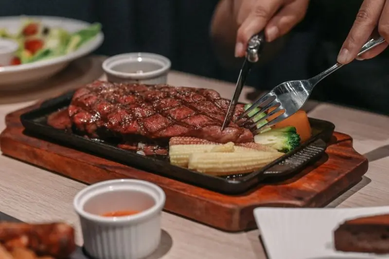 主餐$290起送麵包，UCC咖啡氣泡水飲料、料多到誇張湯品皆自助式吃飽，CP值超高，熟成牛排肉嫩到不像話，多汁又很有肉感，真是相見恨晚阿！