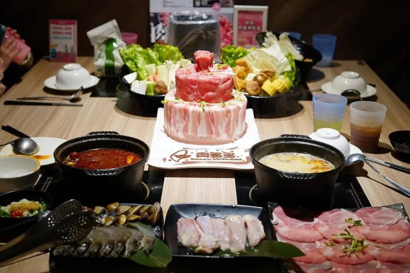 桃園美食│全台最大火鍋集團 超人氣名店樂多多集團旗下肉多多，插旗桃園南崁啦! 海鮮主餐+浮誇肉蛋糕 消夜火鍋首選! 