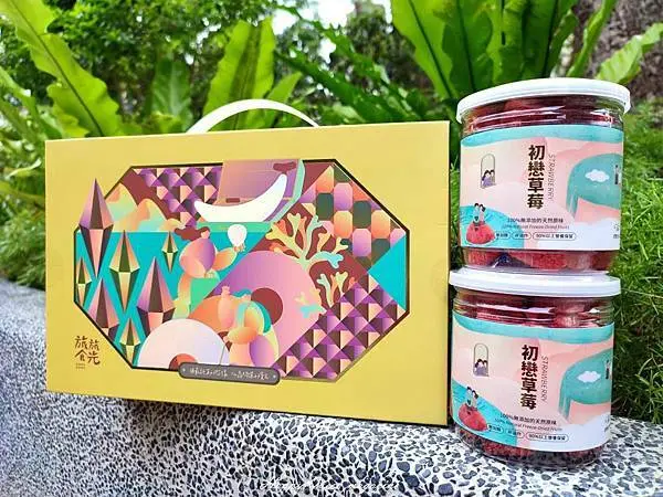 伴手禮『旅旅食光-月光寶石草莓果乾禮盒』大湖草莓急速冷凍,草莓原味享受,大人小孩都愛吃,草莓乾、年節禮盒、下午茶點心推薦！