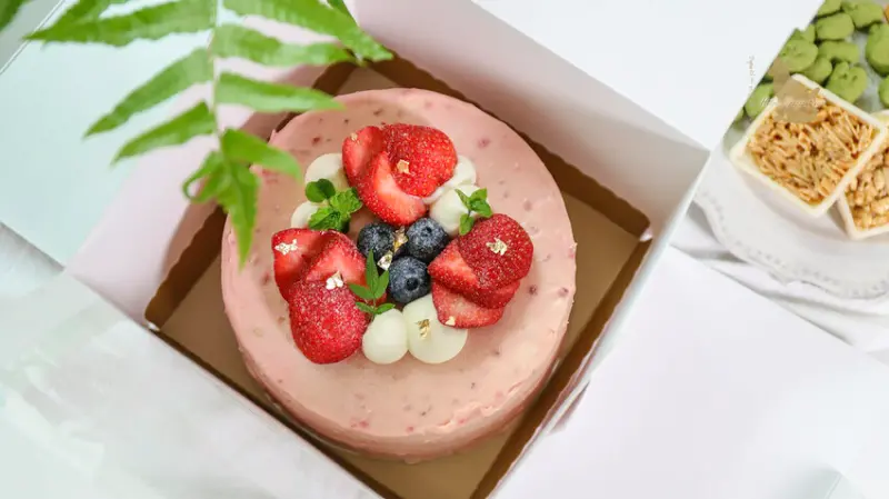 台中龍井｜沐軒烘焙坊季節限定  莓果軟蛋糕-就是要這麼粉嫩，2023 伴手禮手工牛嘎糖雪茄蛋捲都迷人