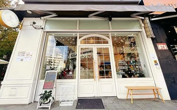 【台北天母 IMOMENT CAFÉ 享當下】白色咖啡廳，叢林感的都市咖啡廳 |必點熊熊沐浴咖啡|黑炸雞。