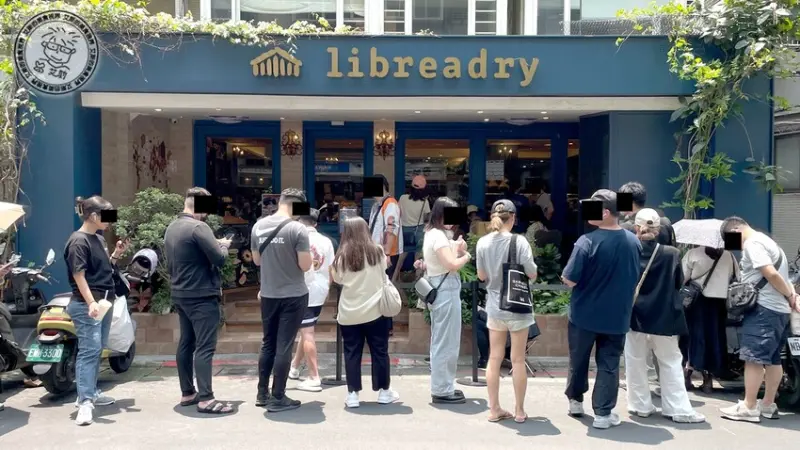 台北市大安區【 義式蛋塔 】終於！排了將近45分鐘我也吃到了最近最火紅的酥皮千層蛋塔！Libreadry｜巢屋