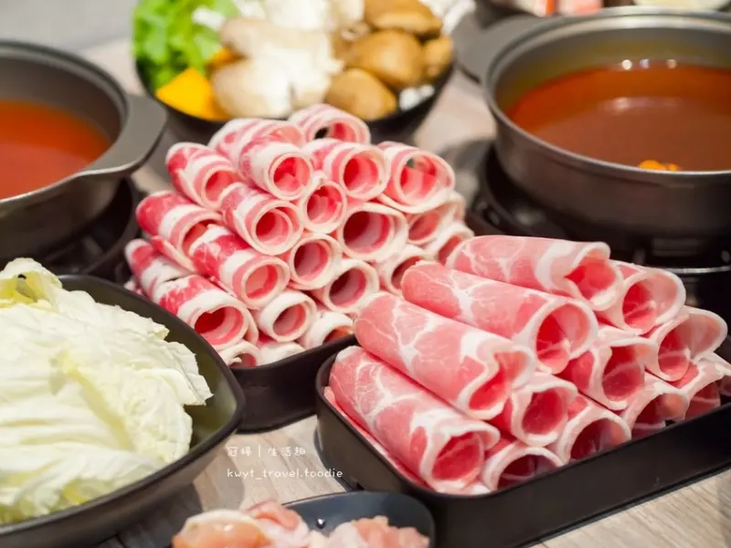 【酷吉火鍋】2021板橋平價火鍋吃到飽推薦，一人只要299元現切肉品、近50種食材、滷肉飯爆米花吃到飽！最新菜單