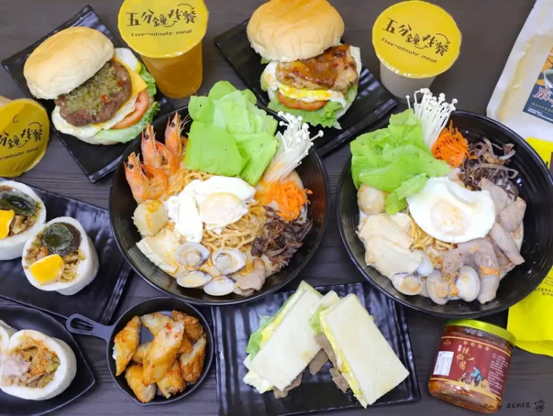 五分鐘找餐台南民生店：讓你從早吃到晚的經典早餐/包著整顆皮蛋的黑金飯糰.神奇滋味挖尬意/料多味美的澎湃鍋燒意麵.早餐晚餐都吃的到/台南必吃早餐推薦/uber eats.food panda外送合作店家