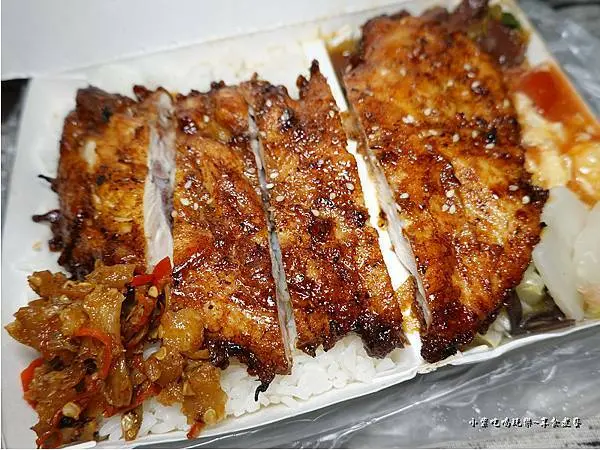 桃園八德美食【上野烤肉飯八德和平店】獨門醬汁好吃平價便當~現烤雞腿/烤排骨/烤雞排/烤肉飯/黑胡椒雞排飯~肉香涮嘴(附湯附紅茶)辣菜脯必加。有foodpanda外送(完整食記+菜單)