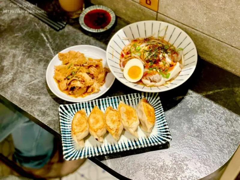 近台中火車站的好吃煎餃-專牛餃煎 燒餃拉麵都好吃