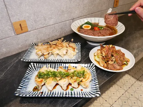 台中東區牛肉專賣，特色日式牛肉煎餃是招牌，還有超大塊牛腱的牛肉麵-專牛餃煎