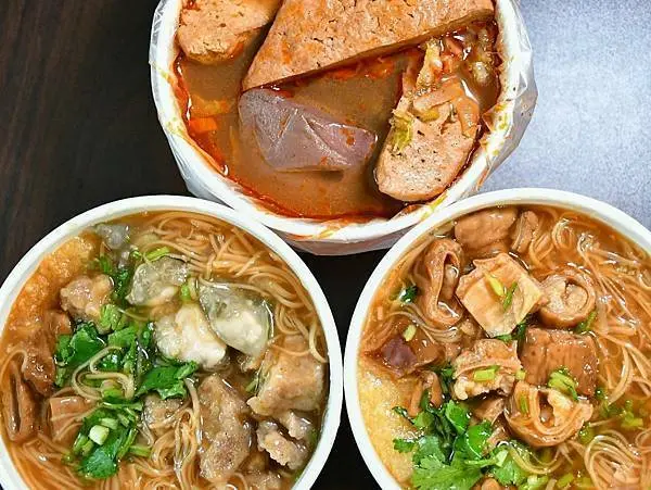 【新北三重】許記麵線 隱身三重巷弄裡的美食，三寶麵線配料一次滿足，特色燒肉丁，麻辣鴨血臭豆腐香辣夠味