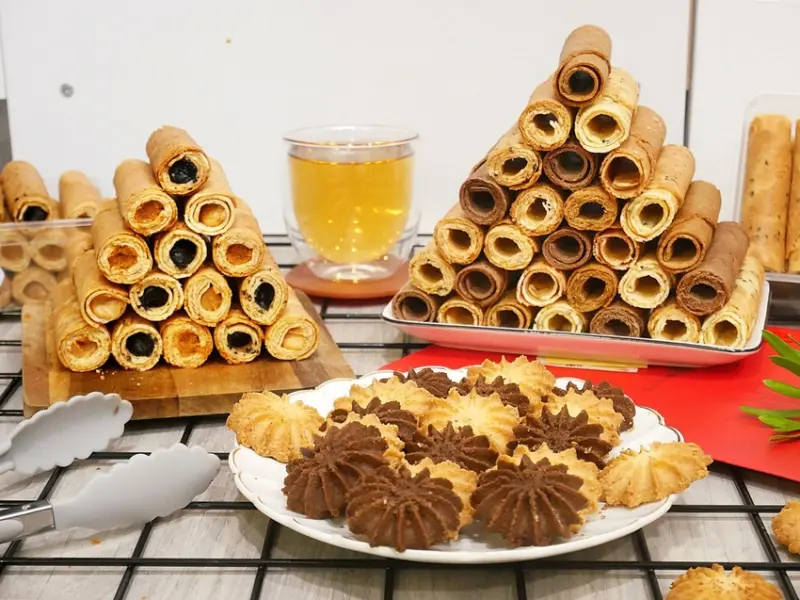 大甲人氣伴手禮，夾餡的厚蛋捲不甜膩超好吃，特推芝麻餡好香濃，配茶直接掃掉一盒